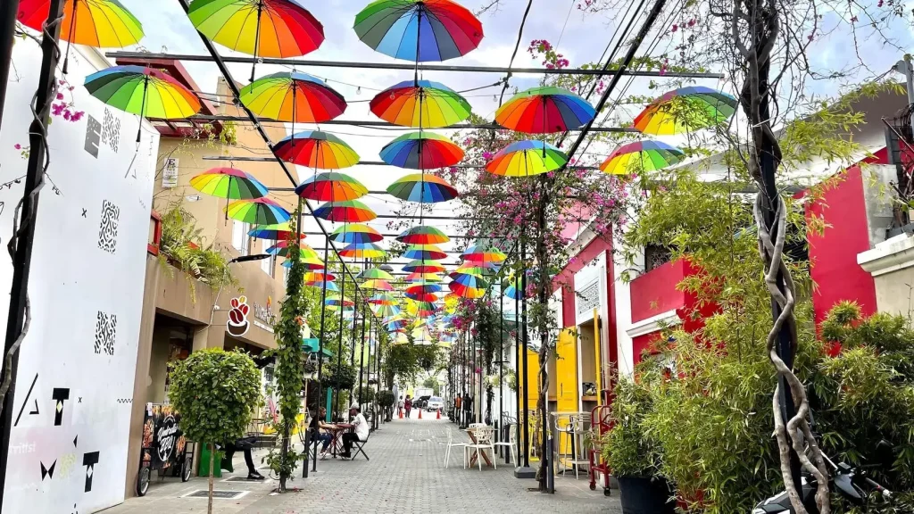 Calle de las Sombrillas está localizada en la Provincia de Puerto Plata al norte de República Dominicana